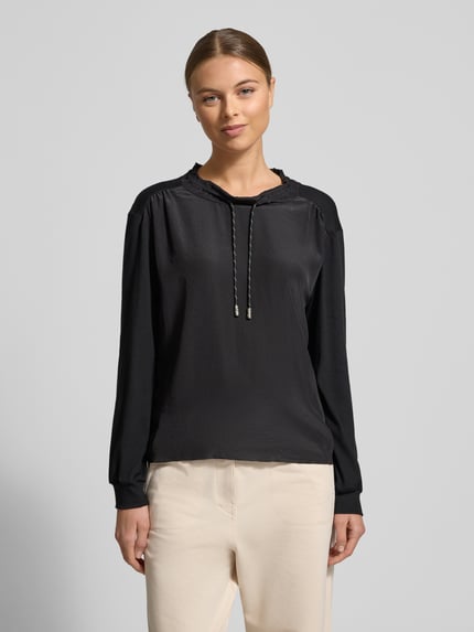 Frauenmodel trägt Longsleeve mit Rundhalsausschnitt von Marc Cain in Schwarz, Baumwoll-Elasthan-Mix, lockerer Schnitt, Nahaufnahme Oberkörper.