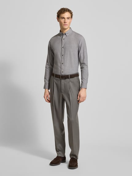 Männermodel trägt Freizeithemd mit Knopfleiste Modell 'LUBARKLEY' von Jack & Jones Premium aus reiner Baumwolle im Regular-Fit, Ganzkörperansicht von vorne.
