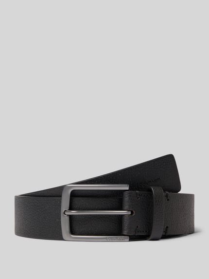 Produktfoto, Gürtel aus echtem Büffelleder von Calvin Klein in schwarzer Lederoptik, Dornschließe, genarbtes Muster, Label-Prägung, Glattleder
