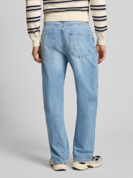 Männermodel trägt Baggy Jeans in heller Waschung und klassischem Five-Pocket-Design von REVIEW, lockerer Schnitt, Jeansstoff, Ganzkörperansicht Rückansicht.