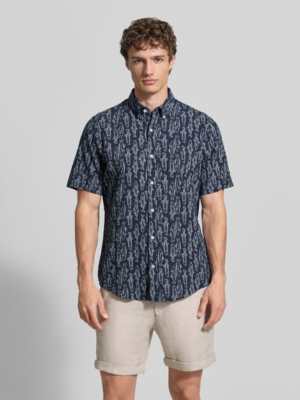 Männermodel trägt Regular Fit Freizeithemd mit Button-Down-Kragen von Lerros im Allover-Look, Baumwoll-Elasthan-Mix, Ganzkörperansicht von vorne. Rückenlänge bei Größe M: 78 cm, Schulterbreite 45 cm, Ärmellänge 26 cm.