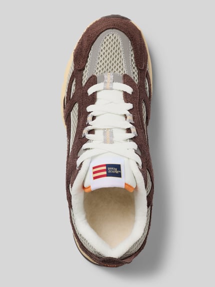 Produktfoto, Sneaker aus Leder-Mix Modell 'Re-Run Americana' von The Mercer, braune und graue Farben, strukturierte Sohle, Label-Detail, Schnürverschluss, abgerundete Passform, Herren Sneaker, Absatzhöhe 4 cm, Schafthöhe 8 cm, Schaftweite 8 cm