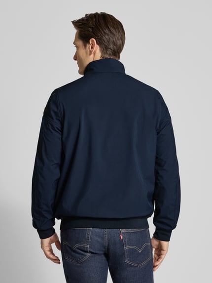 Męski model nosi Jacke mit Stehkragen Modell 'SKYGLIDER' od PME Legend, krój regular fit, granatowy, widok całej sylwetki z tyłu. Szerokość w rozmiarze M: 56 cm, długość tyłu: 71 cm, szerokość ramion: 46 cm, długość rękawa: 68 cm, materiał z dodatkiem stretchu, kieszenie na zamek.