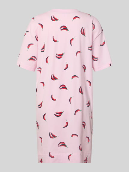 Vrouwenmodel draagt Relaxed Fit Nachthemd aus Baumwoll-Mix van Mey, roze met all-over motiefprint, korte mouwen, ronde hals, Ganzkörperaanzicht achteraan.