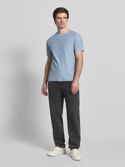 Mężczyzna model nosi Regular Fit T-Shirt aus reiner Baumwolle Modell 'DIMERSTESO' od HUGO, jasnoniebieski, jednolity, z krótkim rękawem, okrągły dekolt, krój regular fit, bawełna, stitchowana aplikacja z logo, całopostaciowy widok z przodu