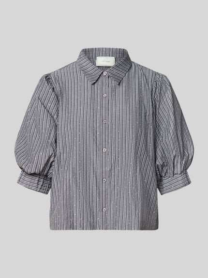 Produktfoto, Bluse mit Puffärmeln Modell 'Etta' von Neo Noir im Boxy Fit mit Kentkragen und Knopfleiste, feine Streifen, Material-Mix.