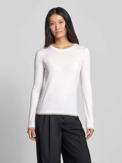 Frauenmodel trägt Pullover aus Viskose-Mix Modell 'Maglia Chiusa' von Liu Jo White, körpernahe Passform, Rundhalsausschnitt, weiß, Ganzkörperansicht von vorne.