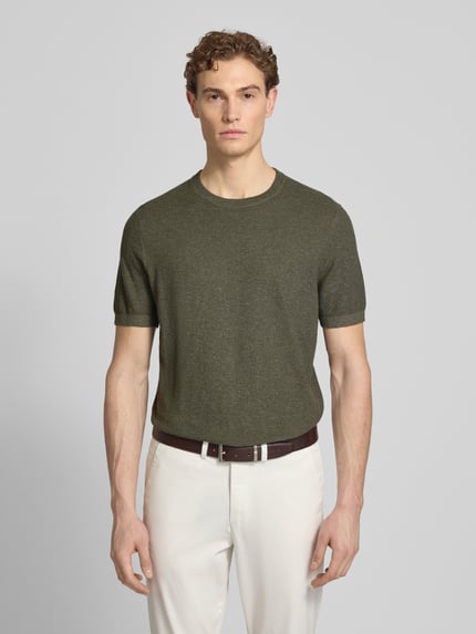 Męski model nosi T-Shirt aus Baumwoll-Leinen-Mix od Profuomo, krój slim fit, okrągły dekolt, zielony, długość tyłu w rozmiarze M: 70 cm, widok całej sylwetki z przodu