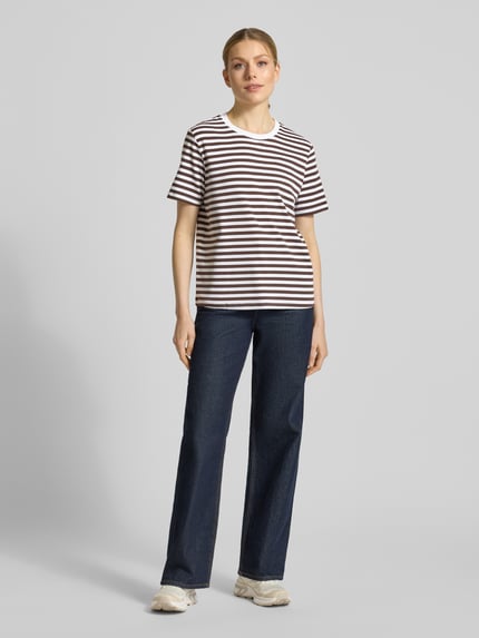 Frauenmodel trägt T-Shirt im Allover-Look mit Rundhalsausschnitt von comma, Streifenmuster, Regular Fit, Baumwoll-Elasthan-Mix, Ganzkörperansicht von vorne.