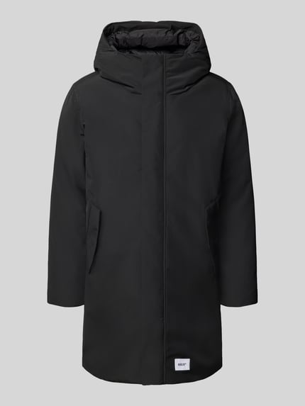 Produktfoto, Jacke mit Label-Patch und Kapuze von khujo in Schwarz, gerader Schnitt, Kapuze, Reiß- und Klettverschluss, seitliche Pattentaschen