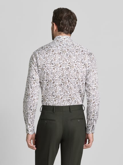 Männermodel trägt Regular Fit Business-Hemd aus Baumwolle mit Kentkragen von Eterna im Allover-Look mit Knopfleiste, Ganzkörperansicht Rückansicht.