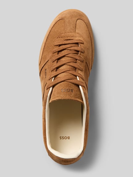 Produktfoto, Low Top Sneaker aus echtem Rindsleder Modell 'BRENTA_TENN_FULLSD' von BOSS in Veloursleder, braun, strukturierte Sohle, Label-Prägung