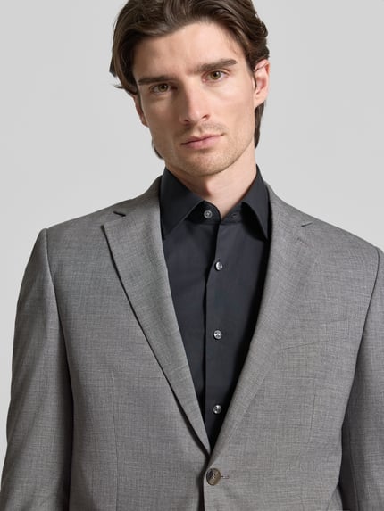 Männermodel trägt Regular Fit Anzugjacke mit Viskose-Anteil von HECHTER PARIS in Hellgrau, feine Struktur, Nahaufnahme Oberkörper.