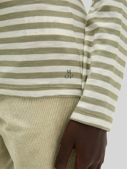 Vrouwenmodel draagt Regular Fit Langarmshirt uit zuiver katoen van Marc O'Polo, beige en wit gestreept, gestructureerde stof, detailopname.