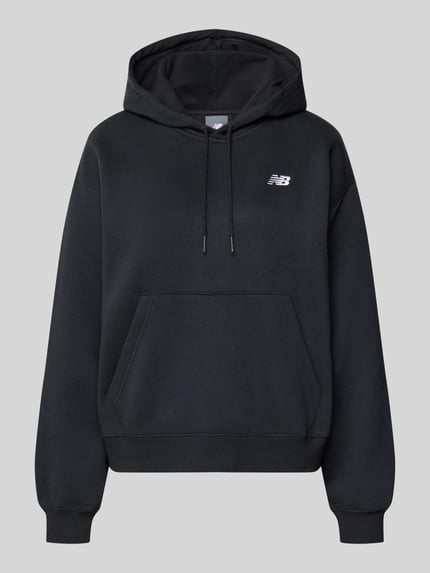 Produktfoto, Hoodie mit Logo und Känguru-Tasche von New Balance in Schwarz, Baumwoll-Mix, reguläre Passform, dezente Struktur