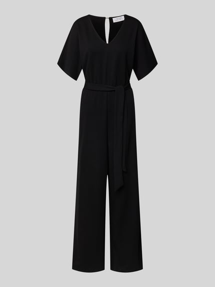 Produktfoto, czarny Jumpsuit z paskiem model 'Renata' od GUIDO MARIA KRETSCHMER WOMAN, luźny krój, dekolt V, gładka faktura, viskoza ze stretchem