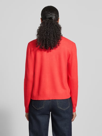 Vrouwenmodel draagt Regular Fit Cardigan uit viscosemix Model 'Viril' van Vila in gebreide look, ruglengte 54 cm, mouwlengte 62 cm, regular fit, elastische boorden, rode kleur, volledig afgebeeld van achteren.