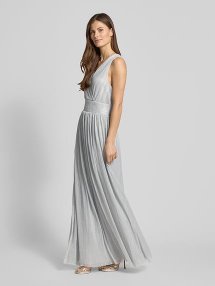 Frauenmodel trägt Regular Fit Abendkleid in Plissee-Optik von GUIDO MARIA KRETSCHMER WOMAN, silbergrau, ärmellos, tailliert, Ganzkörperansicht von vorne.