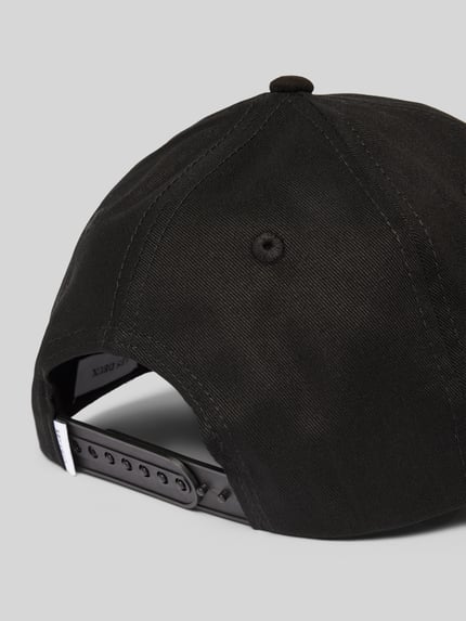 Productfoto, Basecap met Label-Detail van Les Deux, zwart katoen, verstevigde klep, verstelbare sluiting, geborduurde ventilatiegaten.