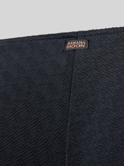 Productfoto, nauwsluitend bikinibroekje van Banana Moon model 'DESNA CHAINY' in donkerblauw materiaalmix met stretch, structuurpatroon, labeldetail
