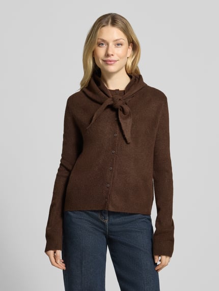 Frauenmodel trägt Cardigan Modell 'SEEDSUN' mit Schaloptik von MANGO in Braun, unifarben, Strickoptik, Struktur, Ganzkörperansicht von vorne.
