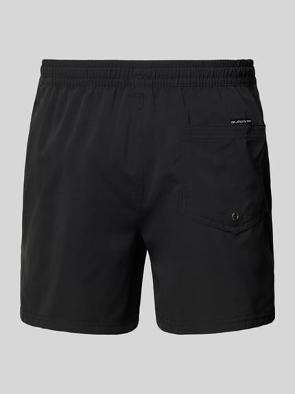 Mężczyznamodel nosi czarne spodenki kąpielowe z naszywką z logo, krój regular fit, model 'Everyday' od Quiksilver, elastyczny pas z tunelem, całkowity widok z tyłu