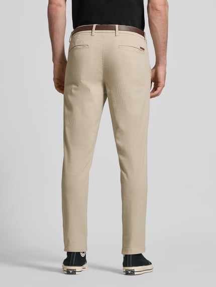 Männermodel trägt Slim Fit Stoffhose mit abnehmbaren Gürtel Modell 'Marco' von JACK & JONES in Beige, Baumwoll-Mix, Gesäßtaschen, Ganzkörperansicht Rückansicht.