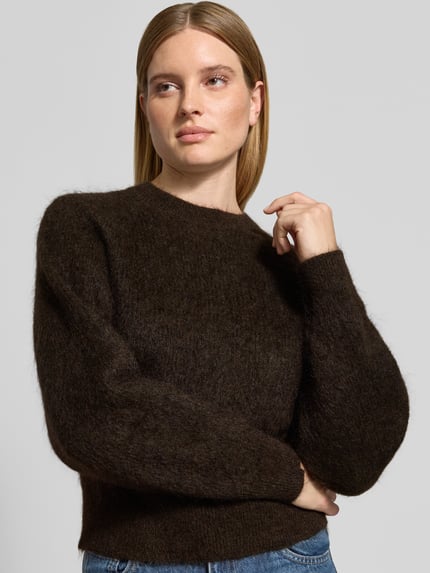 Frauenmodel trägt Pullover aus Mohair mit Cropped-Silhouette von SELECTED FEMME in unifarbener, strukturierter Strickoptik, Nahaufnahme Oberkörper.