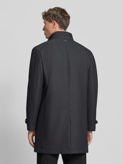 Männermodel trägt Mantel mit Stehkragen Modell '04073' von ROY ROBSON in uni Schwarz mit strukturierter Webware, Longline, Ganzkörperansicht Rückansicht.