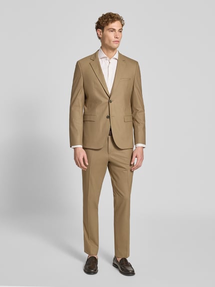 Männermodel trägt Slim Fit Businesshemd aus Baumwoll-Mix Modell 'H-HANK-SP' von BOSS, cremeweiß, glatte Textur, Ganzkörperansicht von vorne, Herren Businesshemd von BOSS.