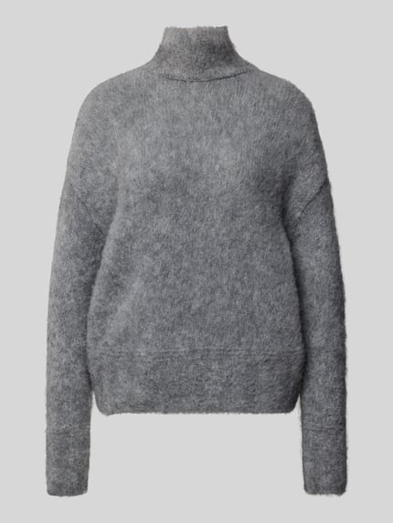 Produktfoto, Strickpullover mit Stehkragen und überschnittenen Schultern von Milano Italy in Grau, flauschige Textur, Material-Mix mit Mohair-Anteil