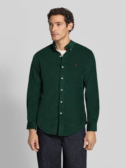 Männermodel trägt dunkelgrünes Custom Fit Freizeithemd aus reiner Baumwolle von Polo Ralph Lauren, glatte Struktur, Ganzkörperansicht von vorne.