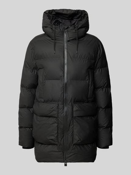 Produktfoto, schwarze Steppjacke mit Kapuze Modell 'Alta' von Rains, Zweiwege-Reißverschluss, klare Linien, glatte Struktur