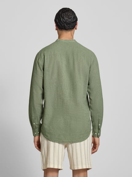Männermodel trägt Slim Fit Freizeithemd aus Baumwoll-Leinen-Mix Modell 'CAIDEN' von Only & Sons, Optik: Unifarben, Rückenpasse, Ganzkörperansicht Rückansicht.