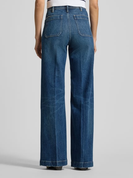 Vrouwenmodel draagt Wide Leg Jeans met Steekzakken van Polo Ralph Lauren, mix van katoen en elastaan, los model, achterzakken, ganzekörperaanzicht achteraan.