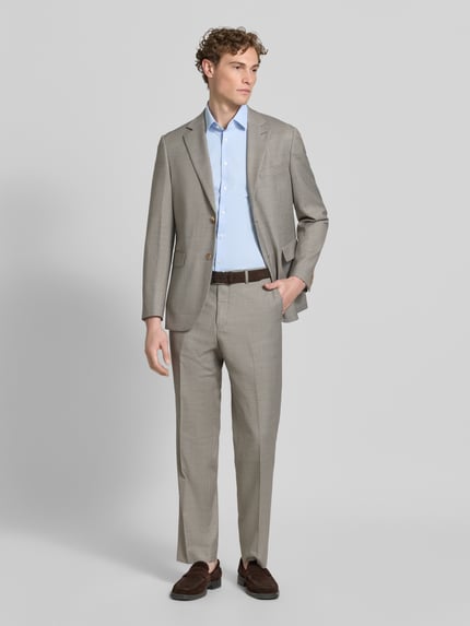 Männermodel trägt Slim Fit Business-Hemd mit Kentkragen von Jake*s, Elastischer-Material-Mix, Knopfleiste, Kurzärmelig, Ganzkörperansicht von vorne