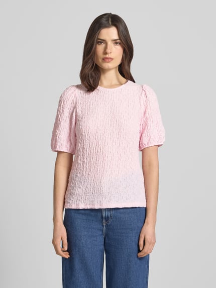 Frauenmodel trägt Blusenshirt mit Strukturmuster Modell 'FALL' von Vila, Material-Mix mit Stretch-Anteil, Regular-Fit, Rundhalsausschnitt, Ganzkörperansicht von vorne. Rückenlänge bei Größe S: 53 cm, Ärmellänge bei Größe S: 31 cm.