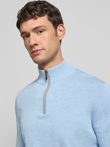 Männermodel trägt Strickpullover mit Stehkragen von Bugatti in Hellblau, Reine Baumwolle, Regular-Fit, gerippte Abschlüsse, Nahaufnahme Oberkörper.