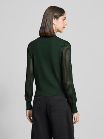 Frauenmodel trägt Strickpullover aus Viskose-Mix mit Stehkragen von zero, grün, semitransparente Rippärmel, Rückenansicht, Regular Fit.