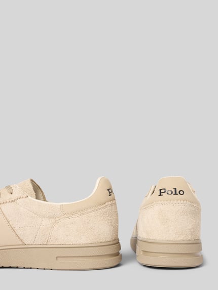 Produktfoto, Sneaker mit Label-Stitching von Polo Ralph Lauren aus beigem Rindsleder mit strukturierter Sohle und sichtbarem Label am Fersenbereich.