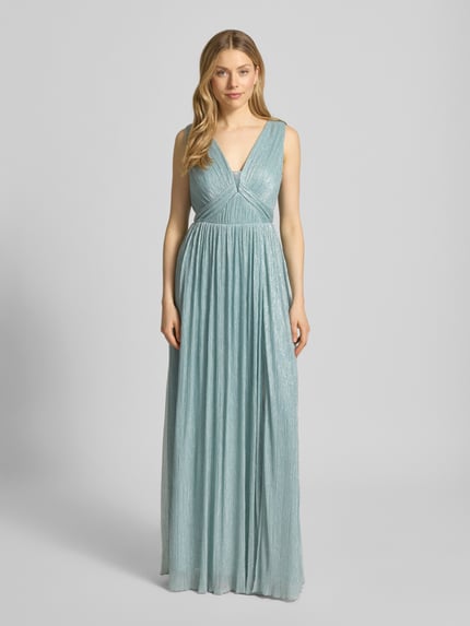 Modelka kobieca nosi szimmerndes Abendkleid mit V-Ausschnitt von TROYDEN COLLECTION, krój slim fit, długość maxi, kolor jasnoniebieski, delikatna błyszcząca tekstura, szerokość w rozmiarze 36: 43 cm, długość tyłu w rozmiarze 36: 139 cm, widok całej sylwetki z przodu.