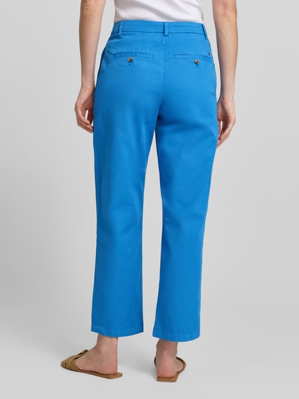 Kobieta nosi Slim Fit Chino aus Baumwoll-Mix od Tommy Hilfiger, efekt: jednolity kolor, krój slim fit, szlufki na pasek, mieszanka bawełny, wpuszczane kieszenie boczne, kieszenie z tyłu, zapięcie na guzik i ukryty zamek błyskawiczny, widok całej sylwetki z tyłu