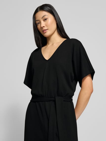 Modelka kobieca nosi czarny Jumpsuit z paskiem, V-dekoltem, z wiskozy ze stretchem, relaxed fit, model 'Renata' od GUIDO MARIA KRETSCHMER WOMAN, zbliżenie na górną część ciała.