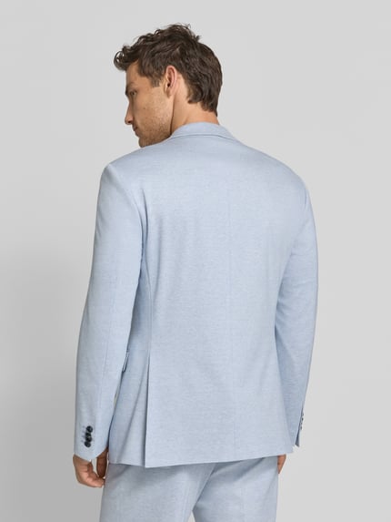 Männermodel trägt Regular Fit Blazer aus Viskose-Mix Modell 'Finch' von JOOP! Collection in Hellblau, Rückansicht, Ganzkörperansicht Rückansicht. Elastischer Stoff, Reverskragen, 2-Knopfleiste, Pattentaschen und dezente Brusttasche.