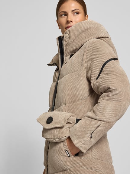Frauenmodel trägt Jacke aus Cord mit Zweiwege-Reißverschluss Modell 'KATTIE' von khujo in Beige, Material-Mix, Nahaufnahme Oberkörper.