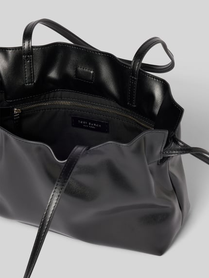Produktfoto, czarna torba Shoulder Bag mit Raffungen Modell 'Ella' von Tory Burch, gładka skóra, zapięcie na magnes, cienkie ramiączka, wewnątrz kieszeń na zamek, szerokość w rozmiarze 1: 24 cm, długość: 20 cm, głębokość: 10 cm