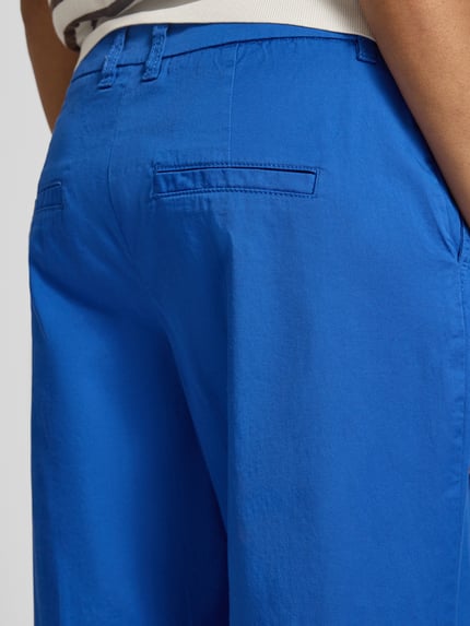 Vrouwenmodel draagt Wide Leg Culotte aus Baumwoll-Mix van s.Oliver RED LABEL in effen kobalt blauw katoenmix met steekzakken, detailopname rugzijde