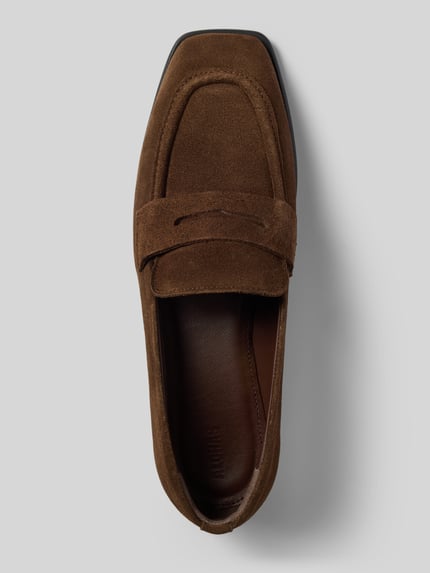 Produktfoto, Loafers aus Leder mit Zierriegel Modell 'Zaha' von ALOHAS z powlekaną skórą, lekko zaokrąglony kształt, ozdobny paseczek, fakturowana podeszwa, wysokość obcasa w rozmiarze 40: 2 cm, wysokość cholewki w rozmiarze 40: 7 cm, szerokość w rozmiarze 40: 13 cm.