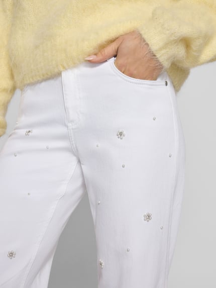 Frauenmodel trägt Wide Fit Jeans mit Perlen- und Strasssteinbesatz von Angels in Weiß, Baumwoll-Mix mit Stretch, Nahaufnahme Oberschenkel.