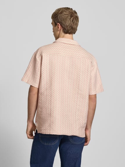 Männermodel trägt Regular Fit Freizeithemd im Allover-Look Modell 'MONTAUK' von Jack & Jones, Material-Mix mit Baumwoll-Anteil, Rückansicht.